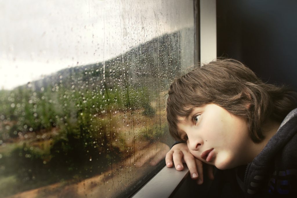 雨の日の男の子