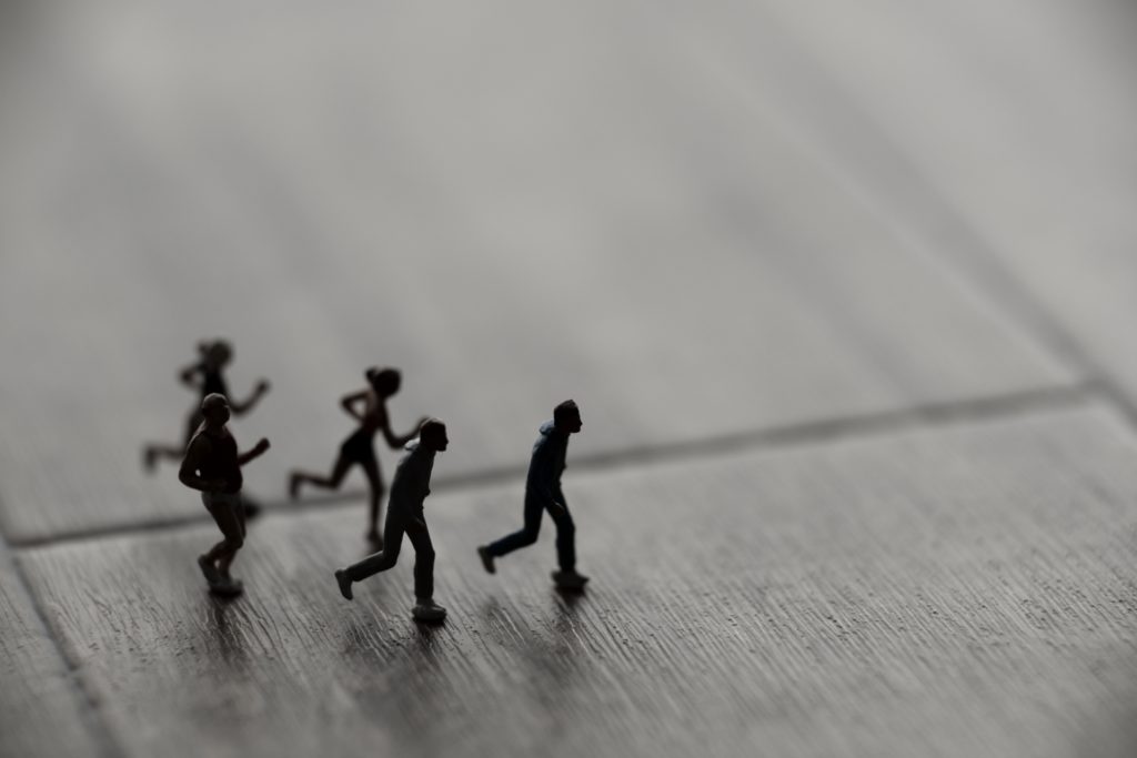 走るミニチュアの人々